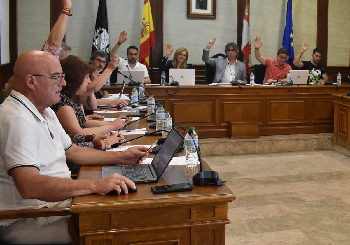 Imagen de Javier Garrido, en primer término, durante uno de los plenos en el Ayuntamiento de Béjar.