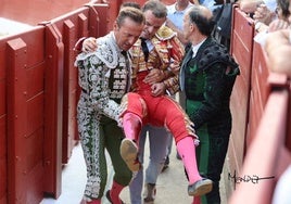 Damián Castaño es trasladado a la enfermería del coso de Mont de Marsan.