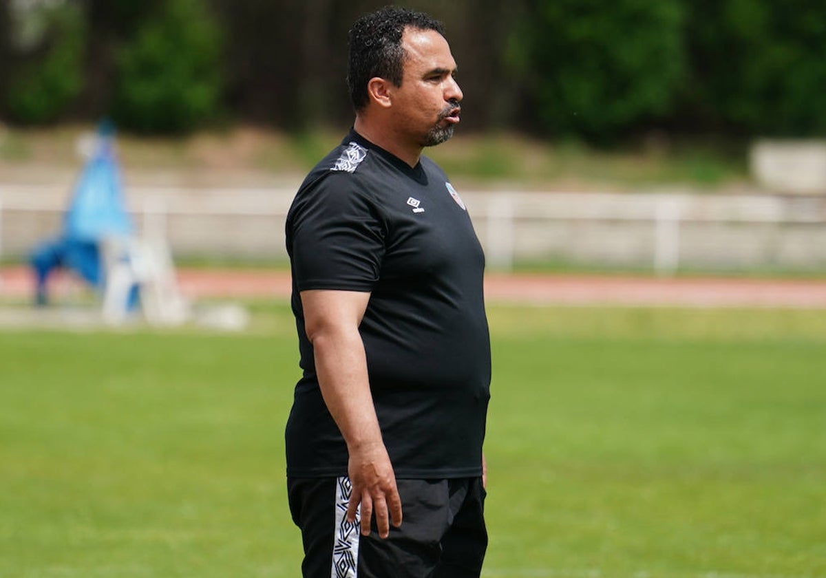 Hugo Mora, entrenador del filial del Salamanca UDS, en un partido.