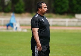 Hugo Mora, entrenador del filial del Salamanca UDS, en un partido.