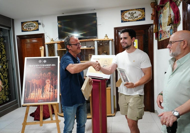 El acto de presentación del cartel y papeleta de sitio de la salida extraordinaria de Nuestra Madre de la Esperanza, en la casa de Hermandad Dominicana.