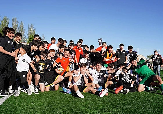Los juveniles de Unionistas celebrando su ascenso a División de Honor.