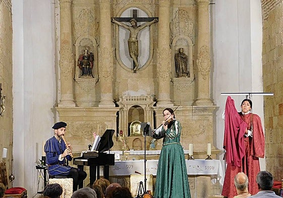 Puesta en escena de 'Arcos y Ecos'.