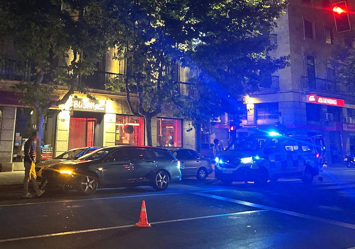 Un furgón de la Policía Local, en Gran Vía en la madrugada de este sábado.