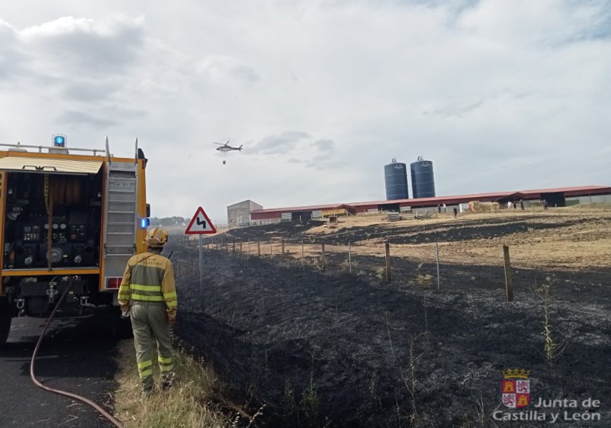 Imagen principal - Un efectivo junto al incendio en Aldehuela de la Bóveda.