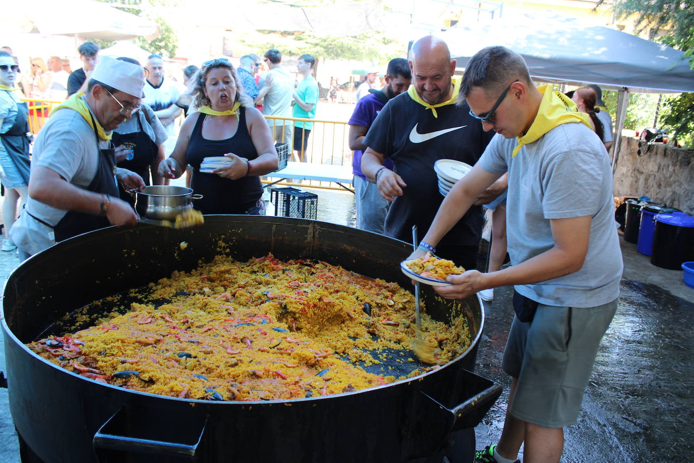Quinientos vecinos disfrutan de su paella en El Tejado