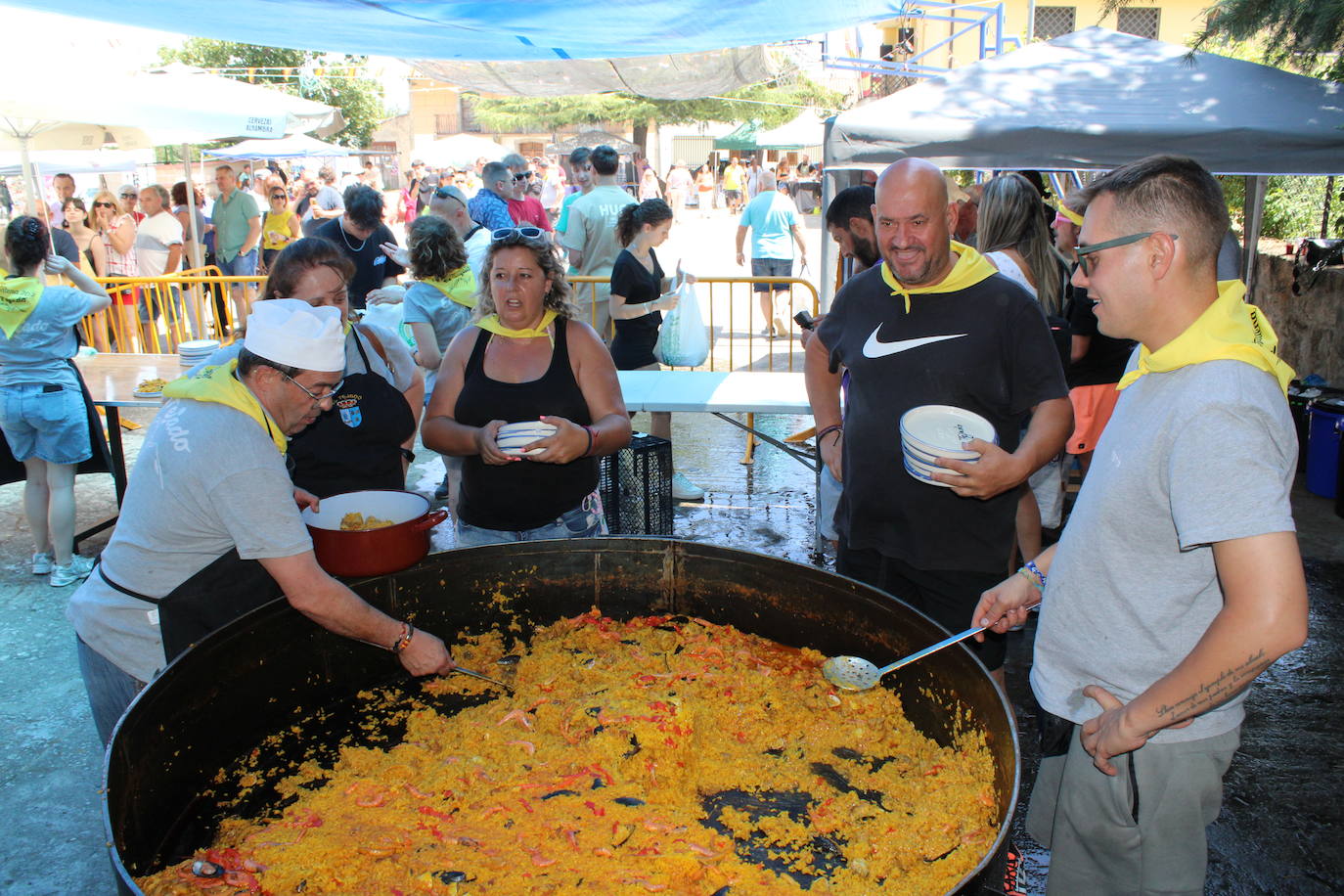 Quinientos vecinos disfrutan de su paella en El Tejado