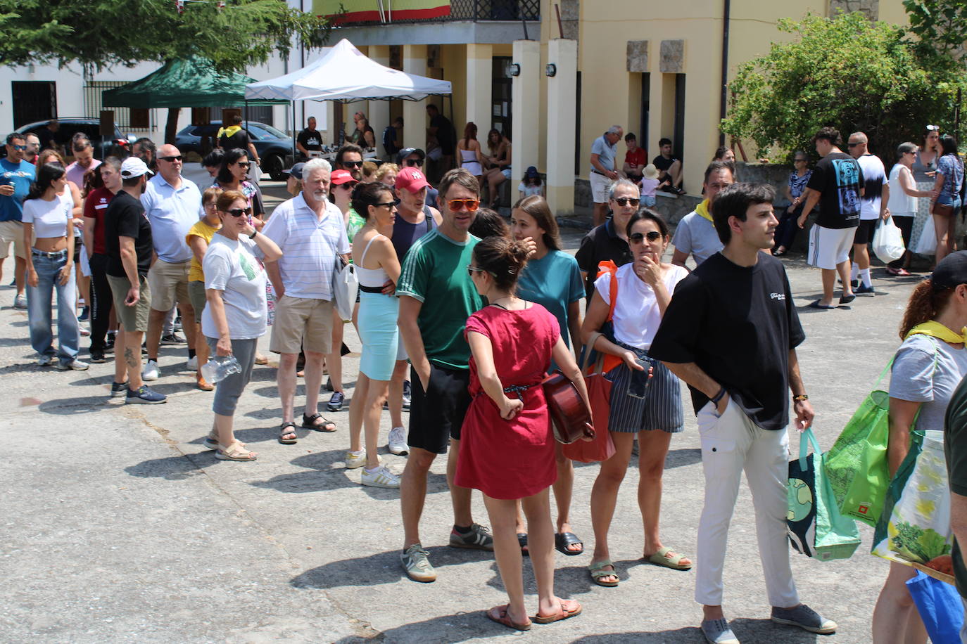 Quinientos vecinos disfrutan de su paella en El Tejado