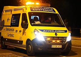 Una ambulancia, circulando por la capital.