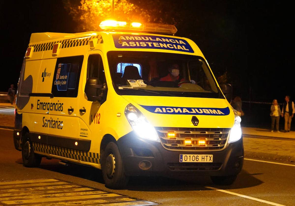 Una ambulancia, circulando por la capital.