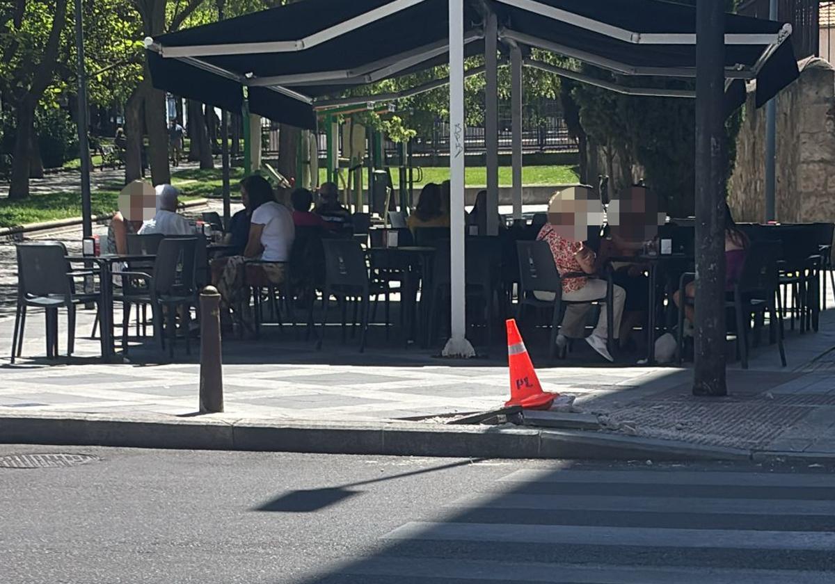 Imagen de la zona en la que se ha llevado varios bolardos por delante.