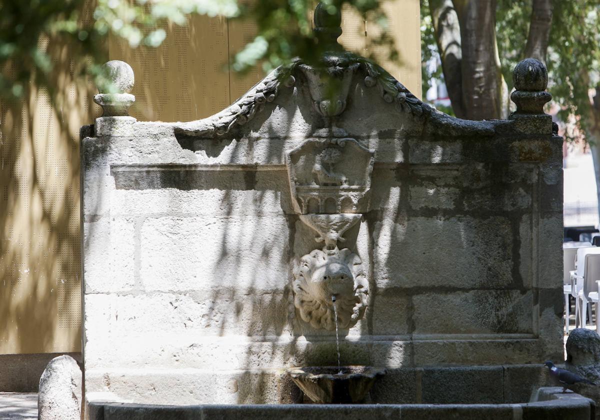 La fuente de las Carmelitas, situada actualmente en el paseo Torres Villarroel.