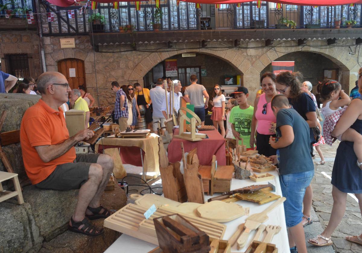 La Feria Agroalimentaria y Artesanía de Herguijuela de la Sierra.