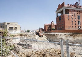 Obras de derribo y reconstrucción del puente sobre la vía en la avenida de Saavedra y Fajardo.