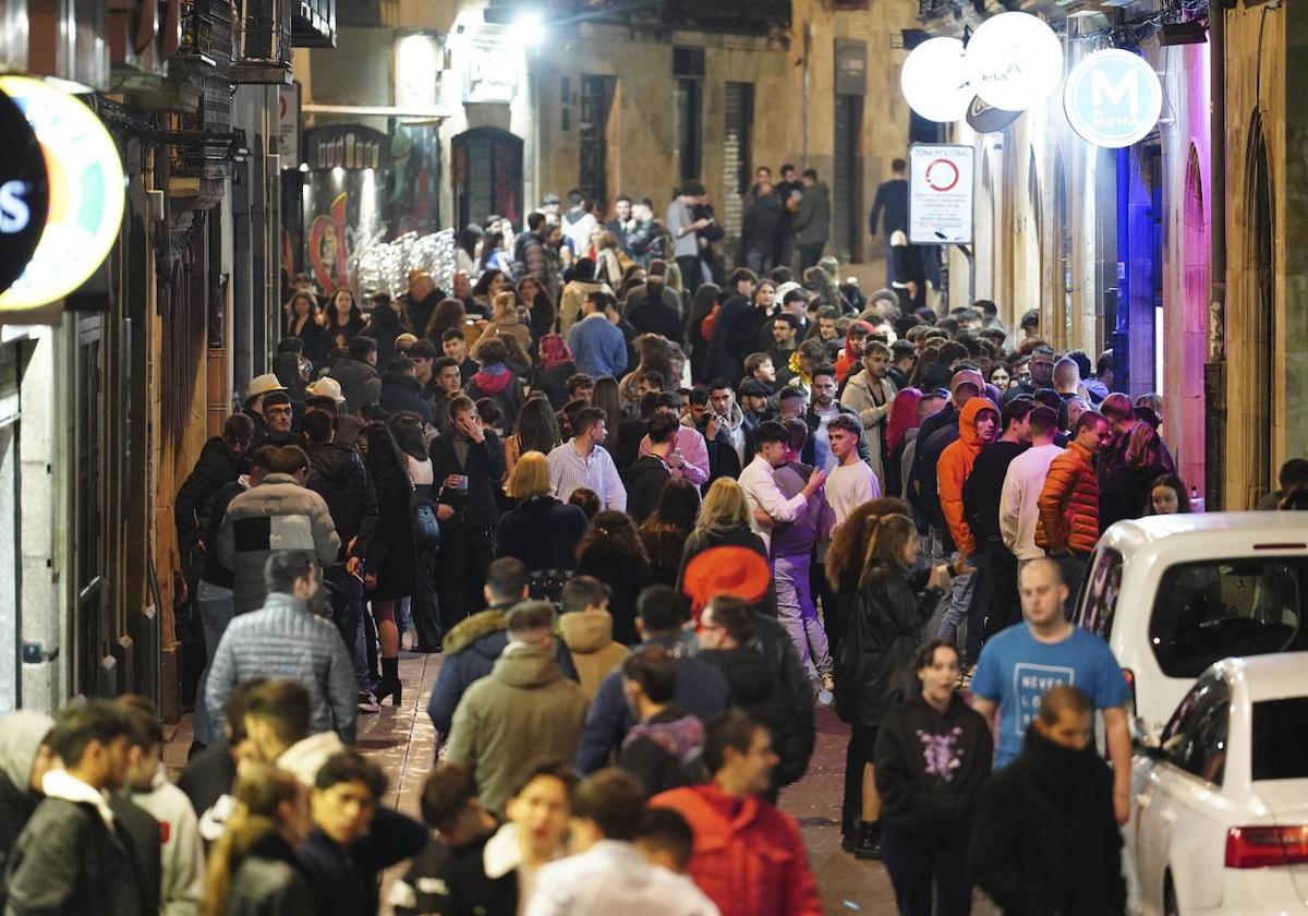 Público en la calle Varillas, referencia para el ocio nocturno.