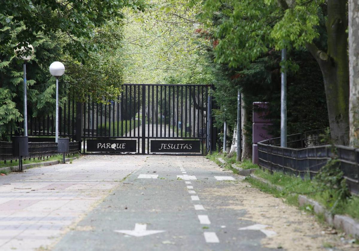 Imagen de uno de los accesos al Parque de los Jesuitas.