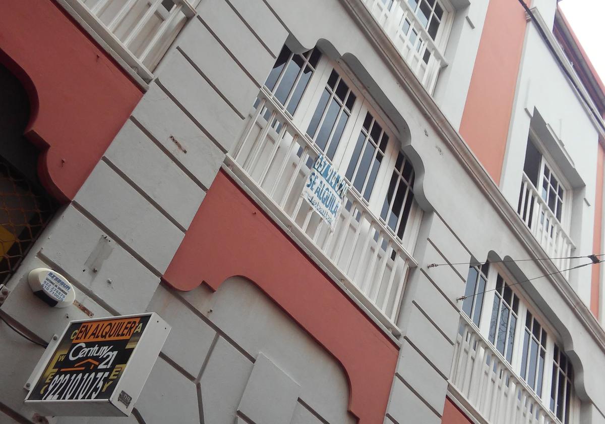 Imagen de una vivienda con el cartel de alquiler.