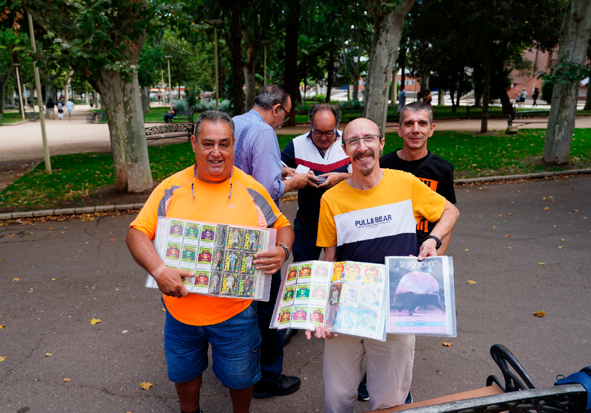 Jorge Nieto, David Romero y David Torrecilla, posan junto a sus álbumes en La Alamedilla