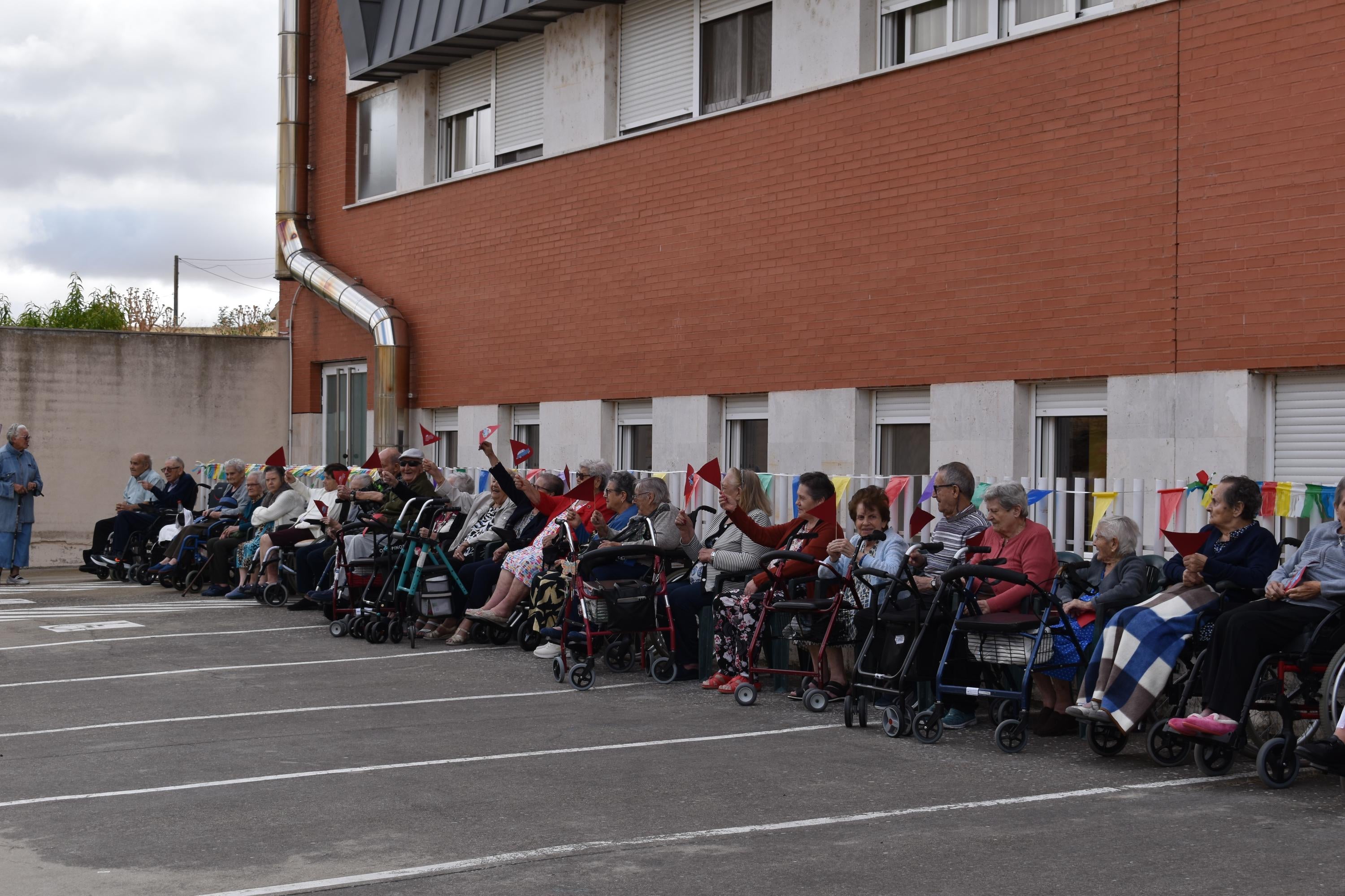 Viaje al pasado sobre ruedas para hacer disfrutar a los mayores de Alba de Tormes