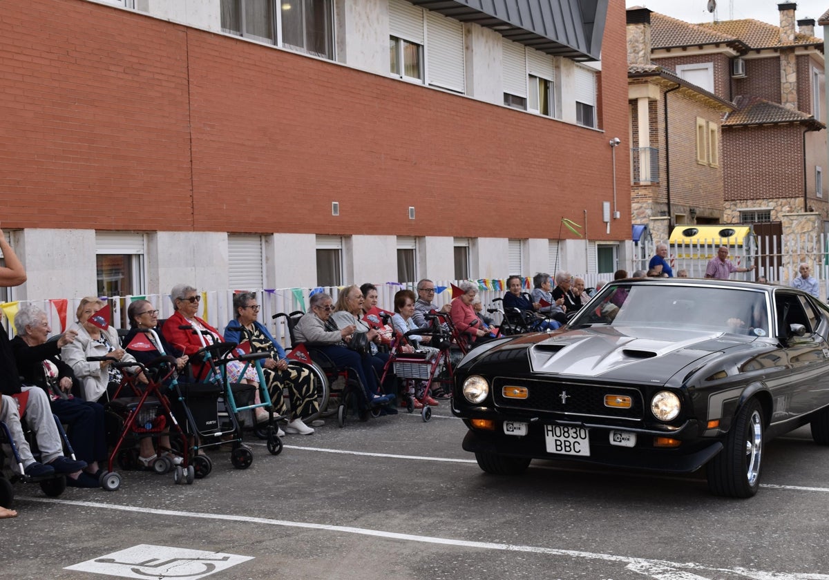 Viaje al pasado sobre ruedas para hacer disfrutar a los mayores de Alba de Tormes