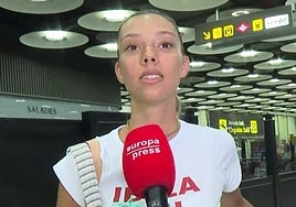 Alejandra Rubio, en el aeropuerto de Madrid.