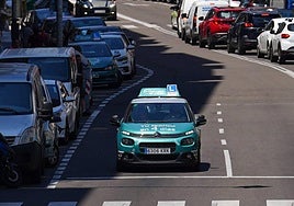 Un vehículo de una autoescuela, por las calles de la ciudad.