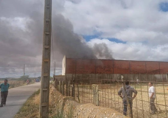 Imagen del incendio que se ha declarado en la mañana de este domingo, 20 de julio, en la localidad de Garcihernández.
