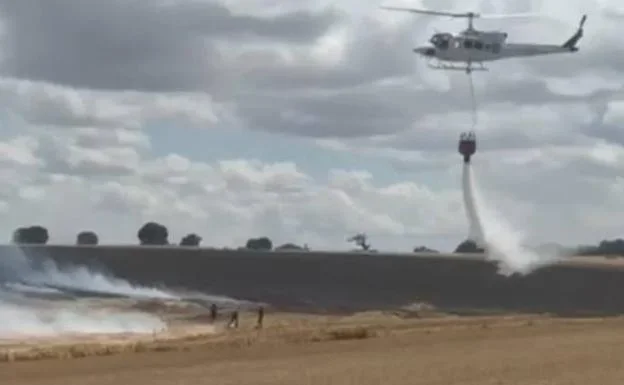 Imagen de las labores de extinción en el primer incendio de Pelabravo.