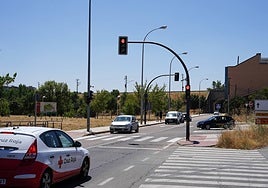 Semáforo inteligente situado a la salida de la rotonda de la carretera de Fregeneda en rojo, aunque no hay peatones esperando para cruzar.