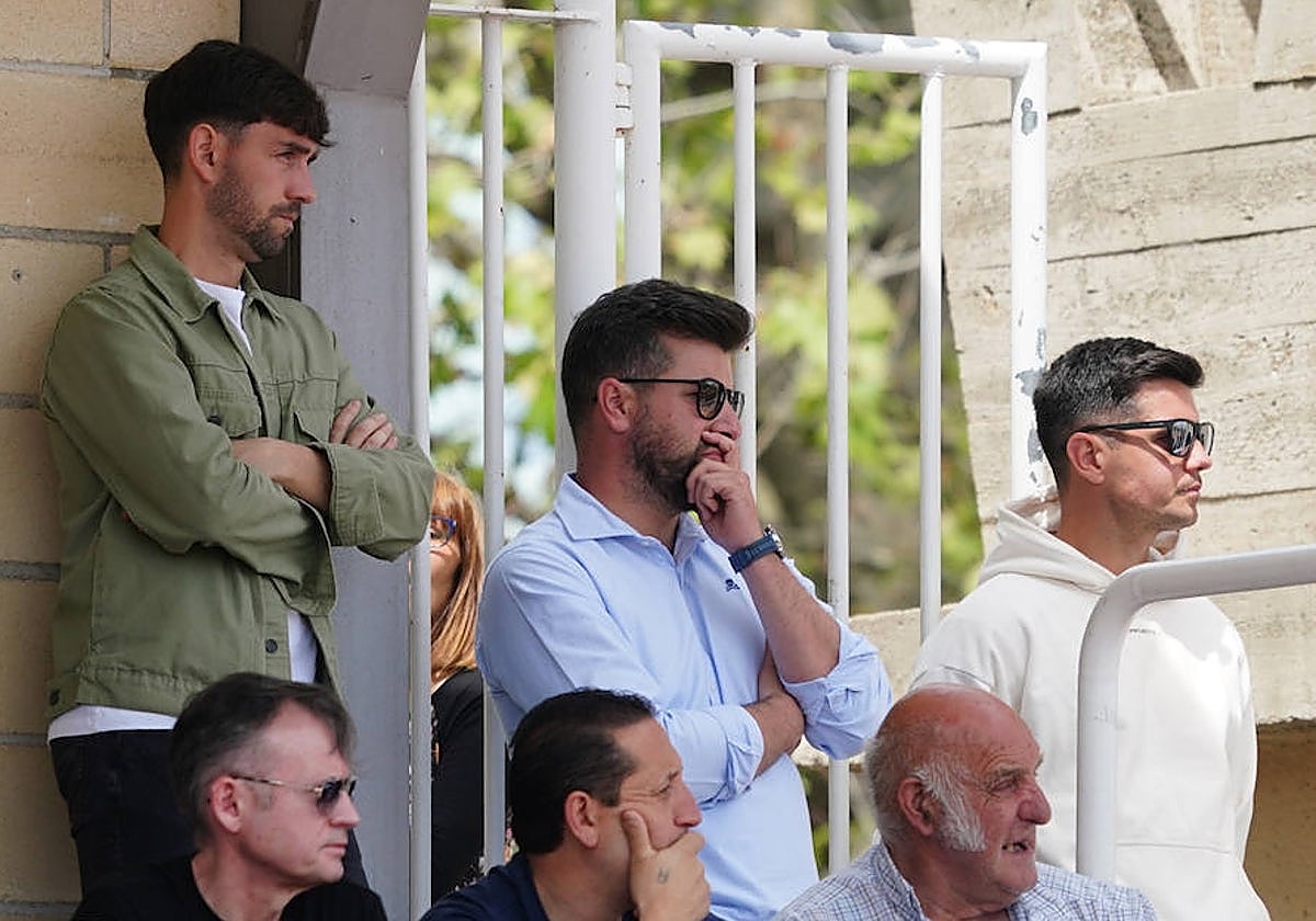 El director deportivo del Salamanca UDS, Carlos Valverde, en el centro, observa un encuentro del filial del pasado curso.
