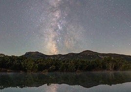 Arco de la vía láctea visible una noche sin Luna.