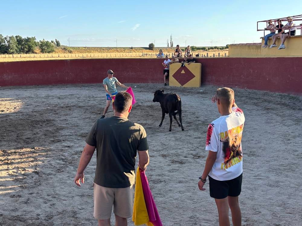 Una soleada tarde taurina compartida entre los vecinos de Palaciosrubios