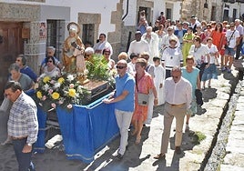 Imagen de la procesión con la imagen de Santa Ana en las fiestas de Candelario celebradas en 2024.