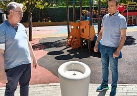 El edil Ángel Manso y el regidor municipal Pedro Samuel Martín junto a una de las fuentes.