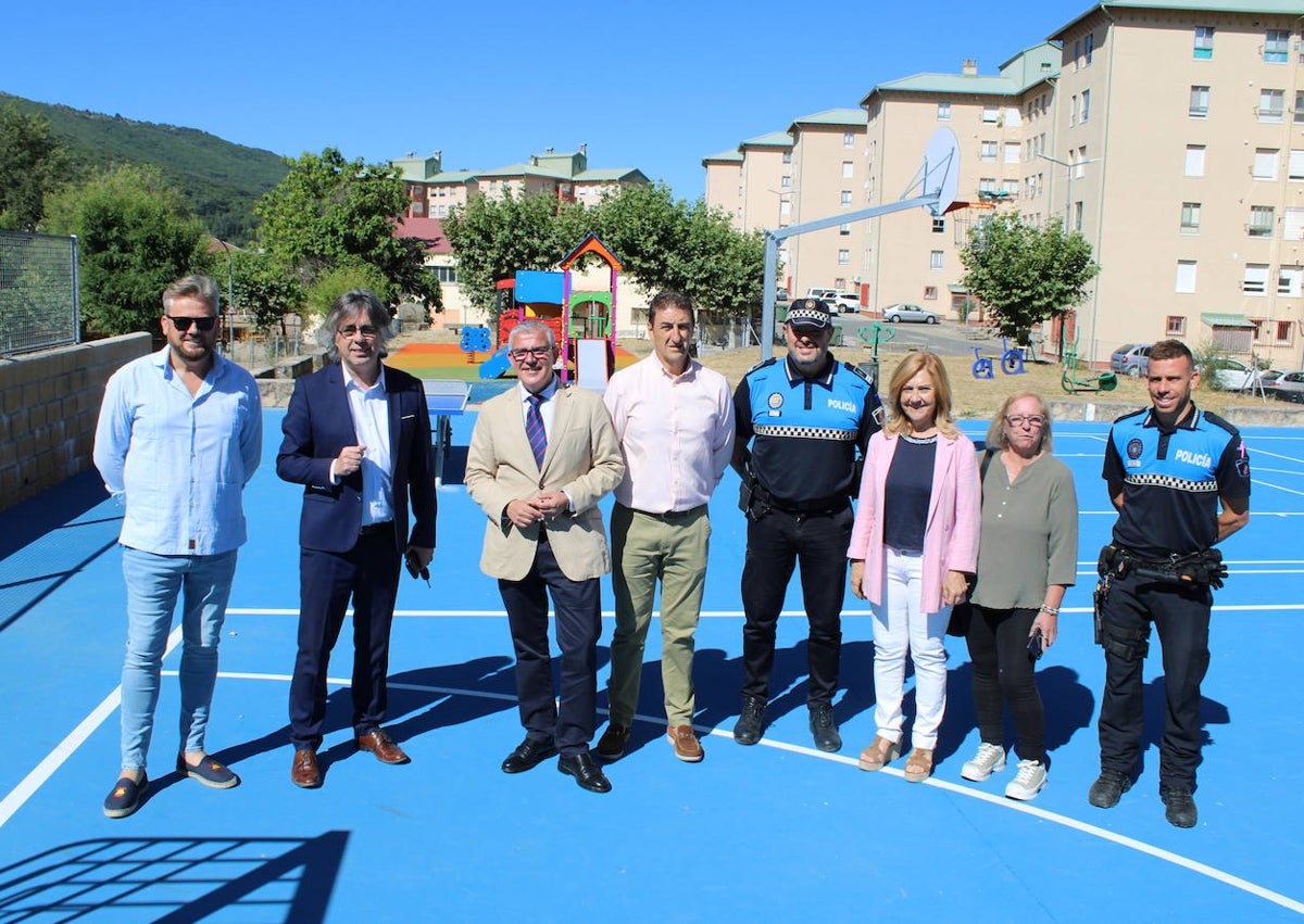 Imagen secundaria 1 - Imagen de los vehículos entregados y de la visita a las instalaciones de González Macías.