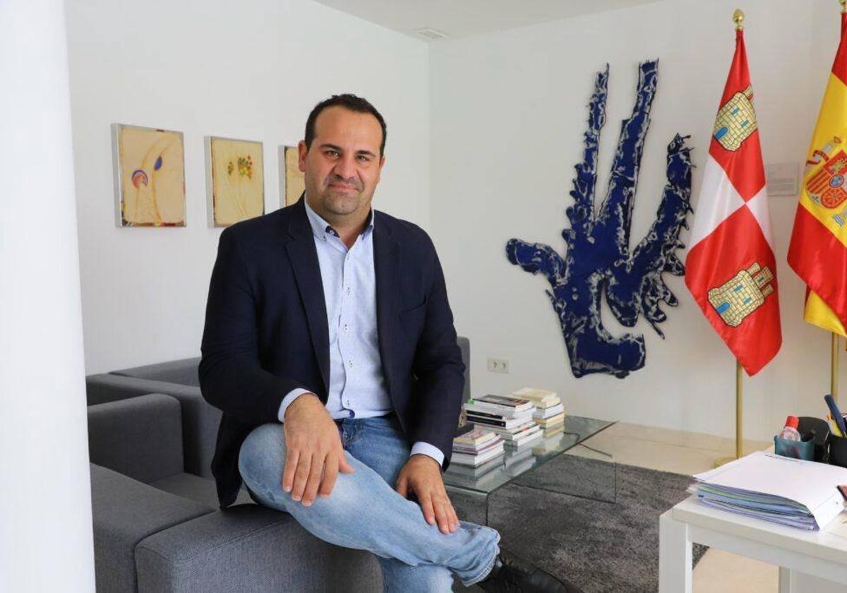 David Mingo en el Ayuntamiento de Santa Marta de Tormes.