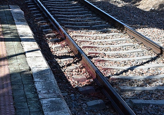 Manchas de sangre a escasos metros del apeadero de Moriscos.