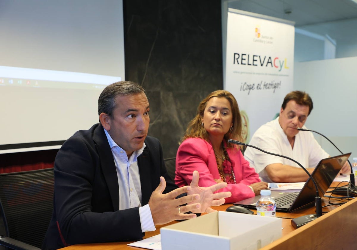 El delegado de la Junta, Eloy Ruiz y la directorade Economía Social y Autónomos, Emma Fernández, durante la jornada.