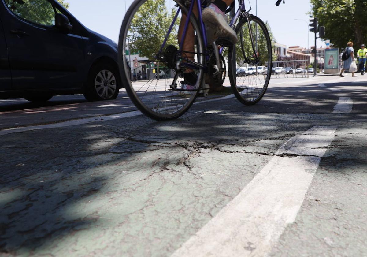 Grietas en el pavimento en la avenida de Los Cipreses.