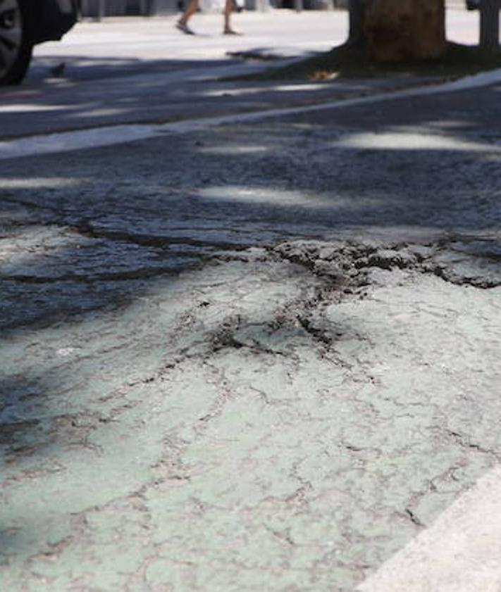 Imagen secundaria 2 - Deterioro de suelo y pintura en la zona de los huertos (arriba), baches en la avenida de San Agutín (izquierda) y en la avenida de Los Cipreses.