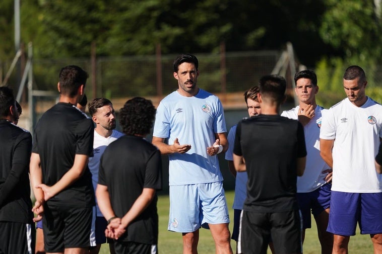 Jon Villanueva se dirige a su compañeros durante el entrenamiento.