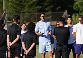 Jon Villanueva se dirige a su compañeros durante el entrenamiento.