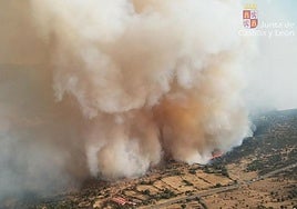 Panorámica del incendio de Navaluenga.