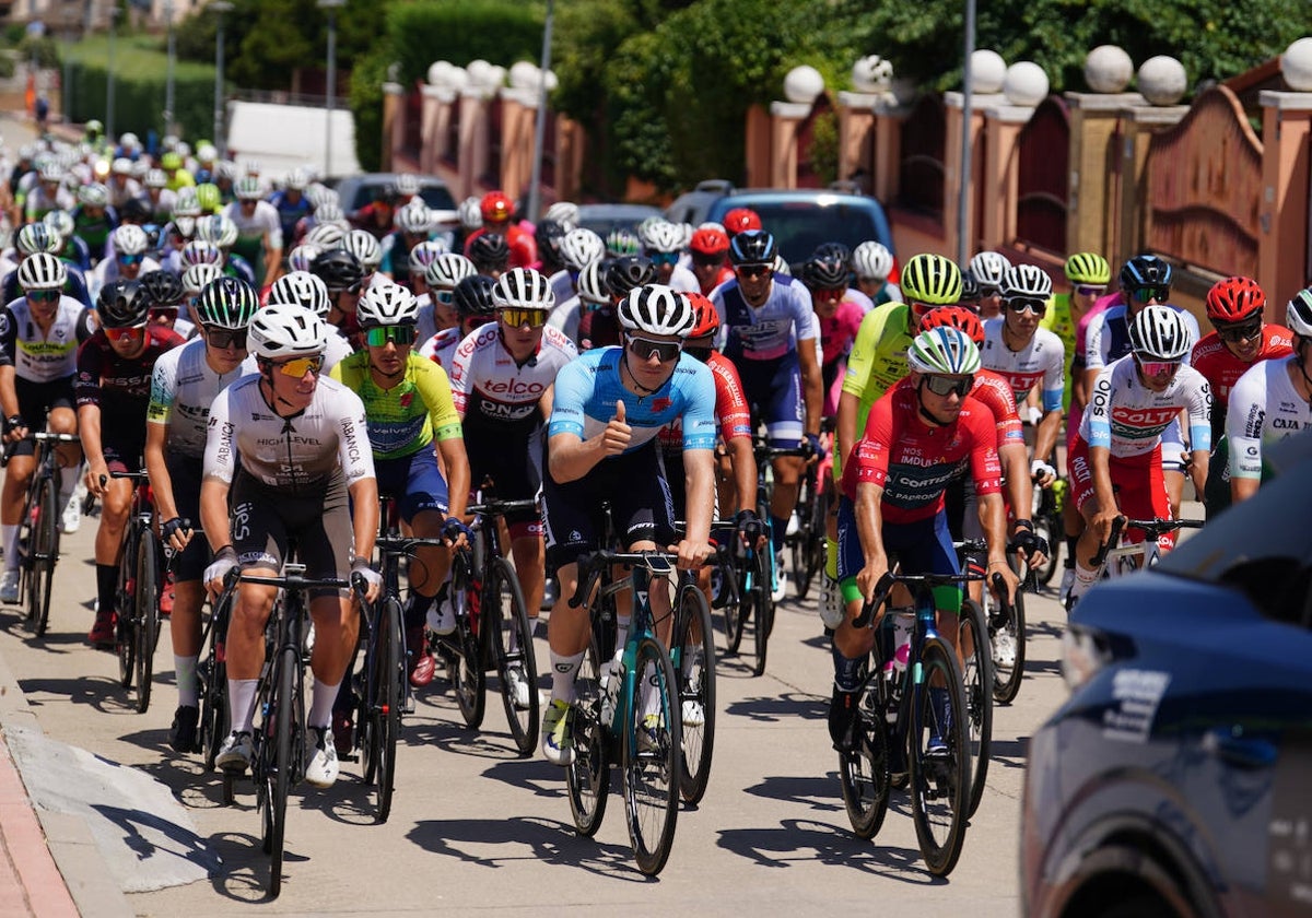 Paso de los corredores por Peñasolana en la pasada edición de la Vuelta Ciclista a Castilla y León Élite y Sub-23.