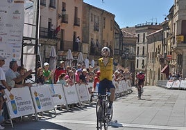 Bennasar celebra su victoria tras un duro sprint final