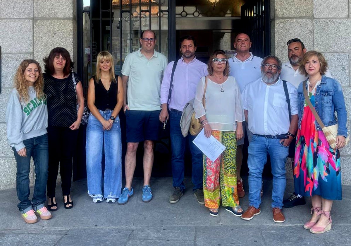 Imagen de los diez concejales de PSOE, Tú Aportas y no adscritas que han firmado la moción de censura.