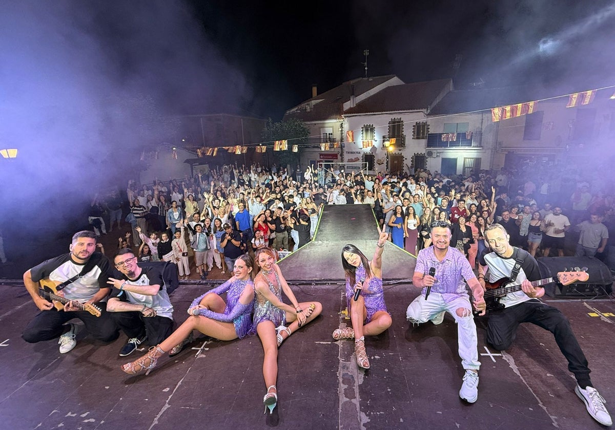 Los miembros del grupo en su espectáculo en San Pedro del Arroyo.