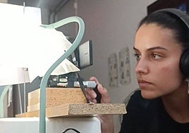 Lucía durante el laborioso proceso de fotografía en el laboratorio.