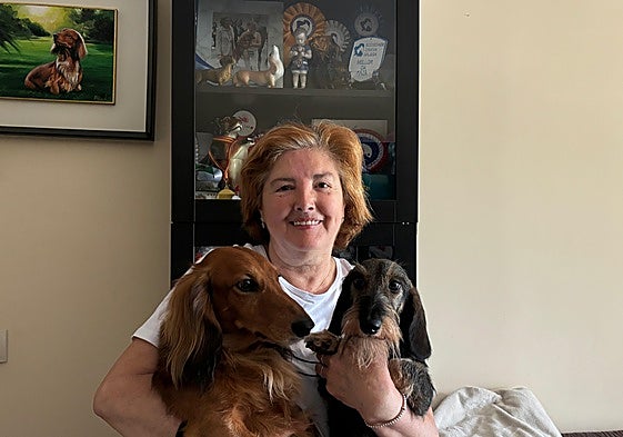 Gracia Guinaldo abraza a Clooney y Maverick en su casa.