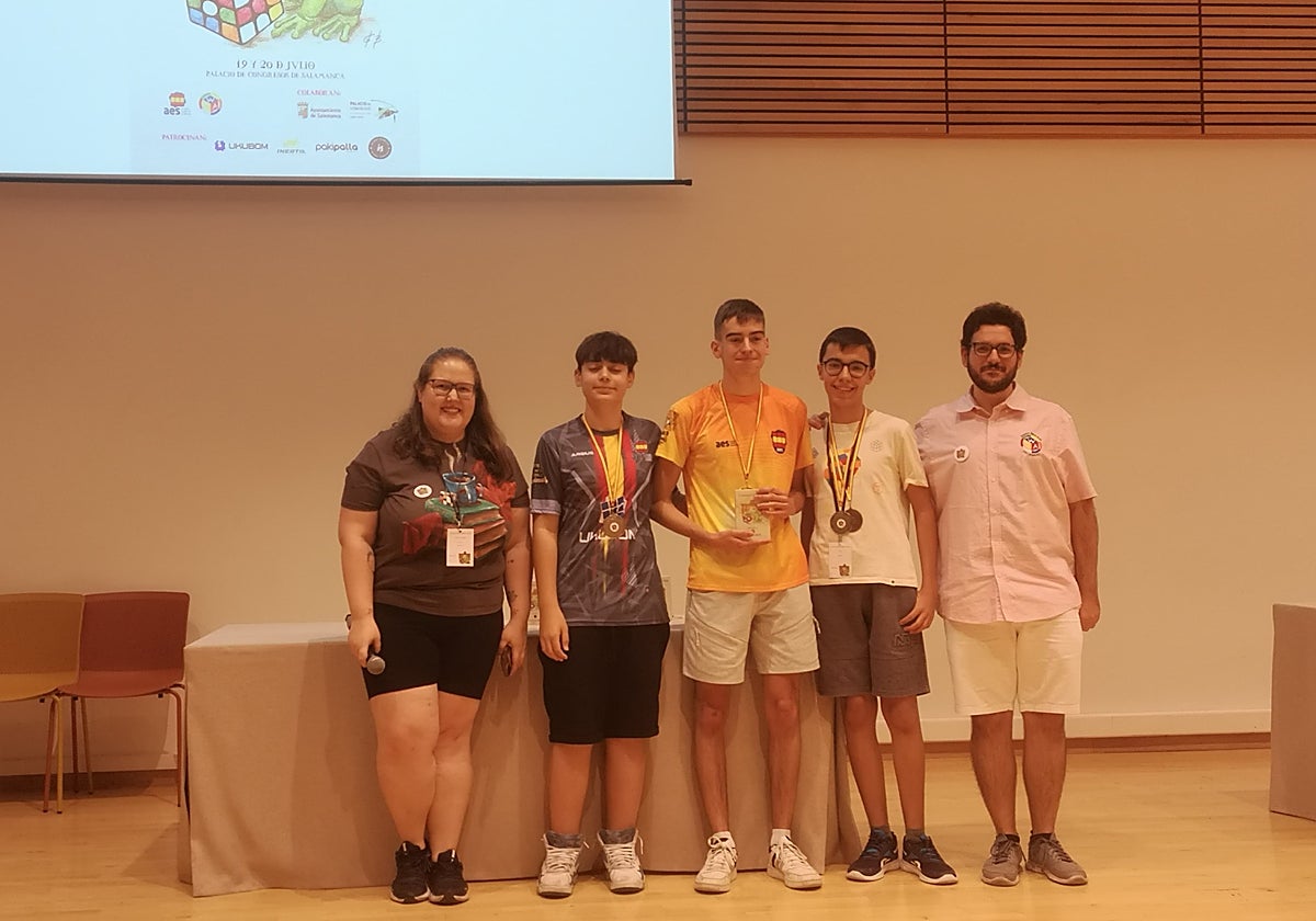 Samuel María Liñares, justo en el medio con camiseta naranja, en la entrega de trofeos del Lazarillo Open.